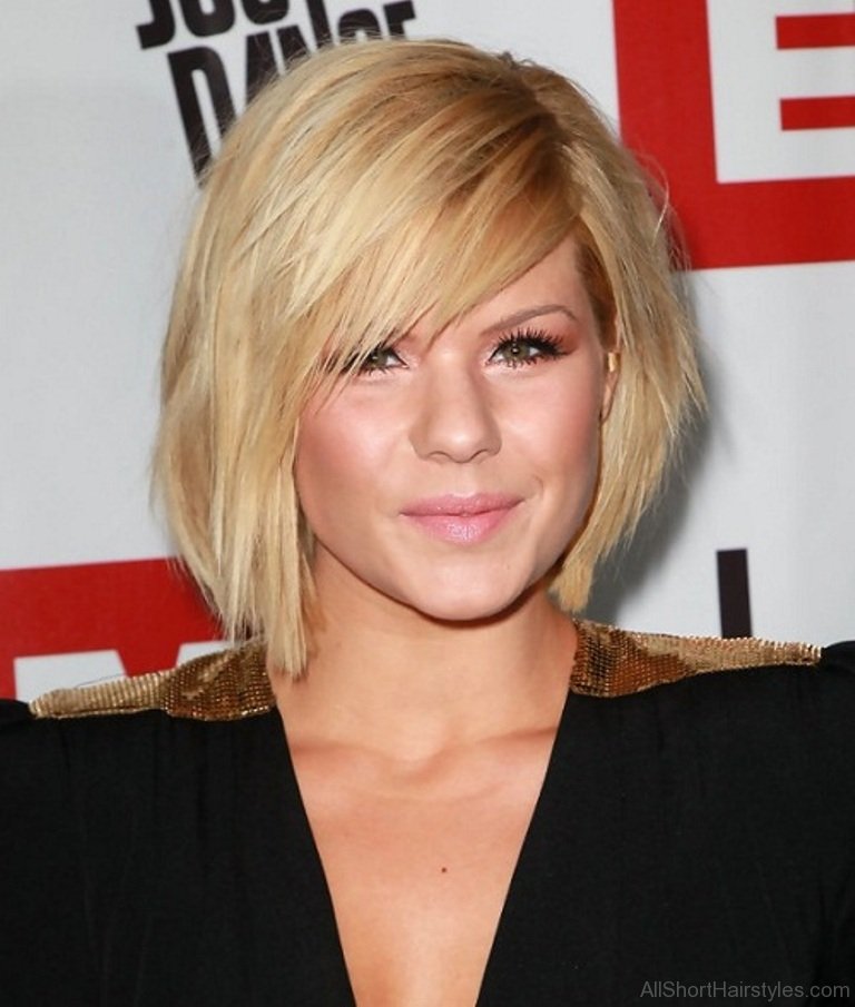 29  Side Swept Bangs Hairstyles For Short Hair with Simple Makeup