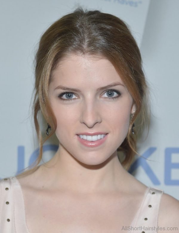 Anna Kendrick Brown Flicks Hairstyle 