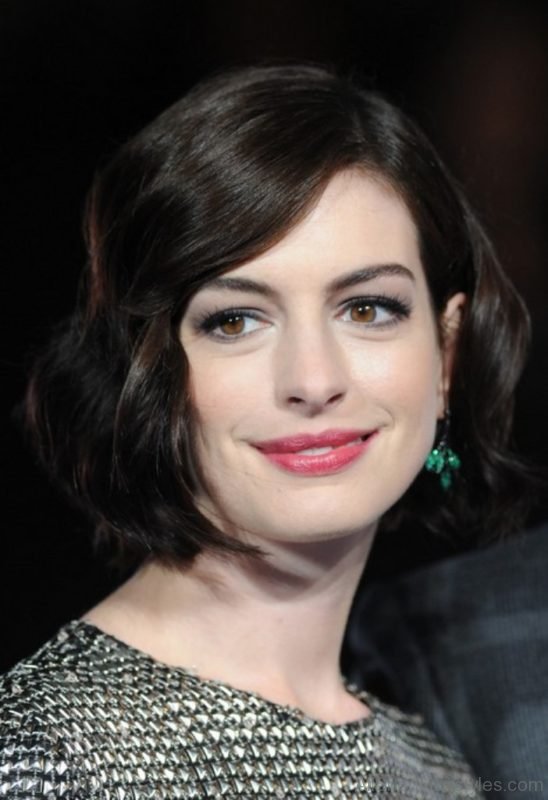 Anne Hathaway Short Thick Wavy Bob Hairstyle for Women