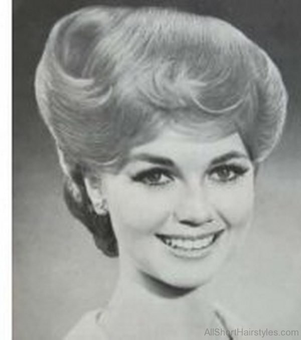 Best 1960s Updo Hairstyle