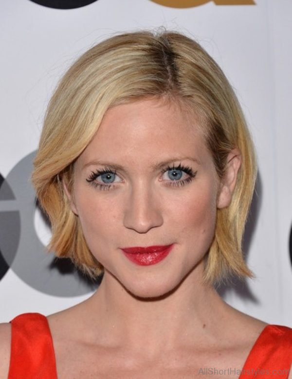 Chic Short Blonde Side Parted Wavy Bob Hairstyle