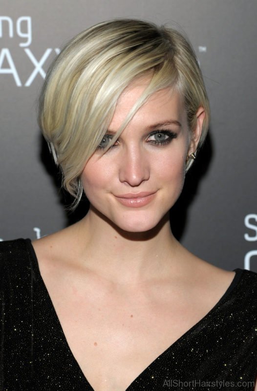 Fabulous Pixie Hairstyle For Round Face