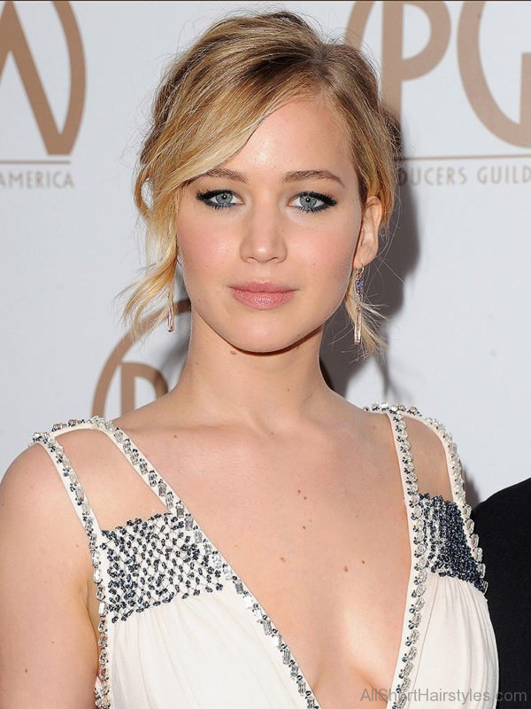 Jennifer Lawrence Flicked Hairstyle 