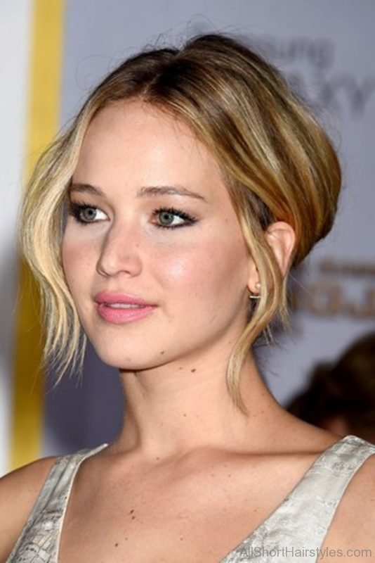 Jennifer Lawrence Loose Layers Hairstyle 