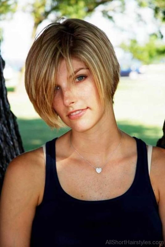 Perfect Short Bob Hairstyle For Long Face Women