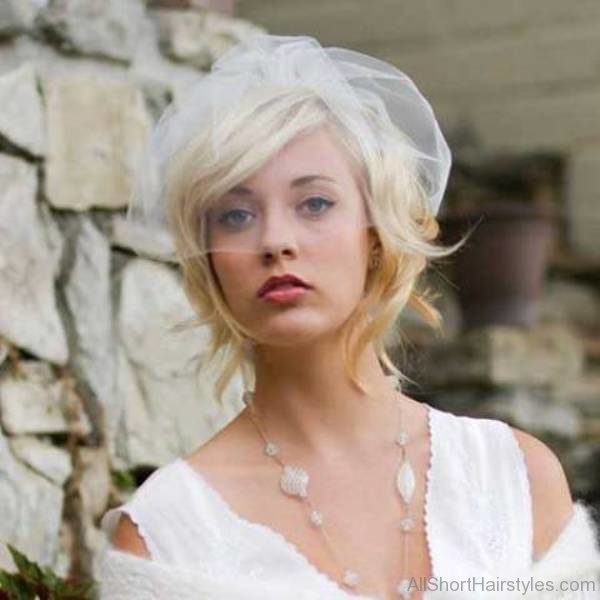 Attractive Short Blonde Hairstyle For Wedding 