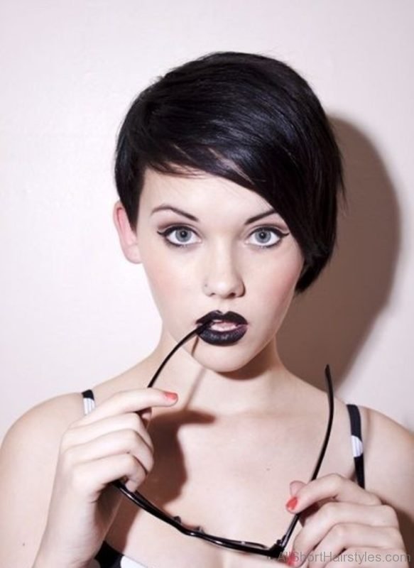 Short Hairstyle for Long Face