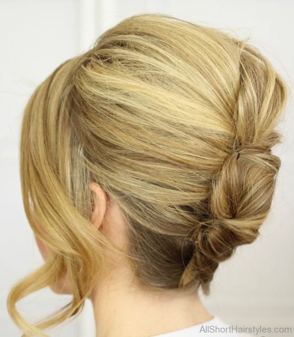 Side Swept Blonde Hairstyle 