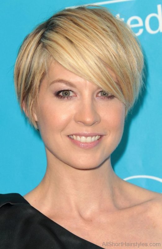 Stylish Short Bob Haircut For Young Girls