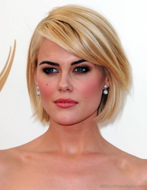 Awesome Short Bob Hairstyles with Side Swept Bangs