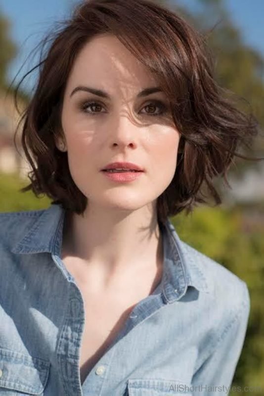 Beautiful Short Wavy Hairstyle 