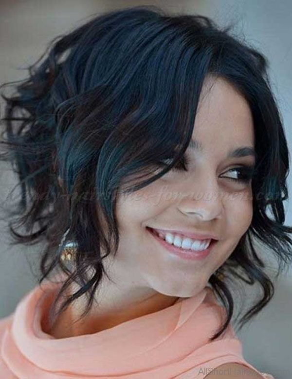 Chic Short Dark Wavy Haircut