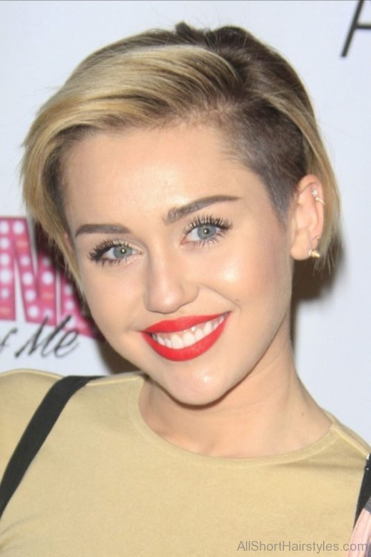 Classic Short Undercut Hairstyle For Celebrity