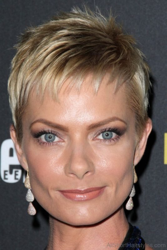 Classy Short Layered Pixie Hairstyle