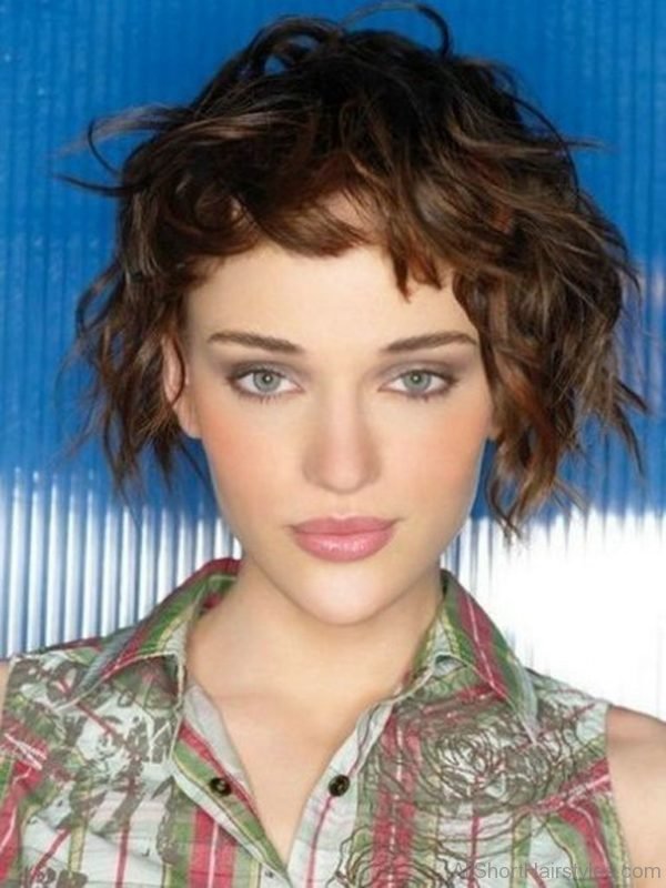 Cute Short Wavy Hairstyle For Girls