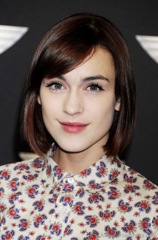 Ella Catliff Cute Short Bob Hairstyle with Side Swept Bangs