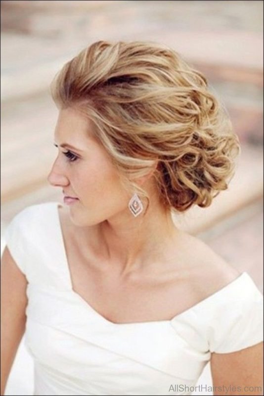 Fantastic Updo Hairstyle For Short Hair