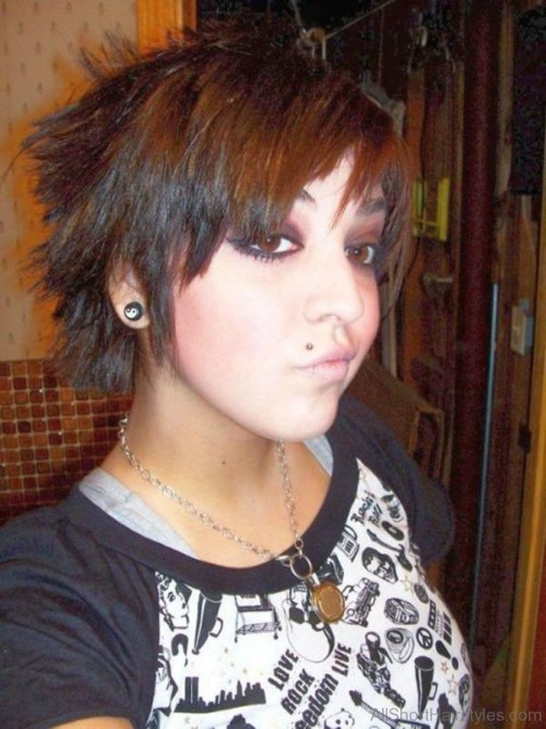 Good Short Emo Hairstyle For Girls