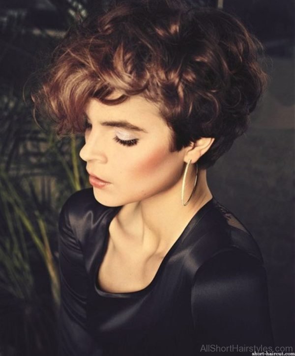 Impressive Short Curly Hairstyle For Women