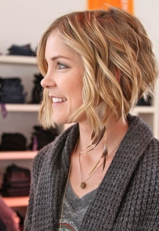 Layered Short Wavy Hairstyle