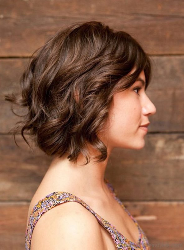 Pretty Short Wavy Hairstyle