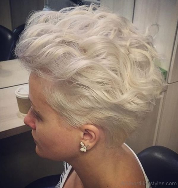 Short Bombshell Curls Hairstyle