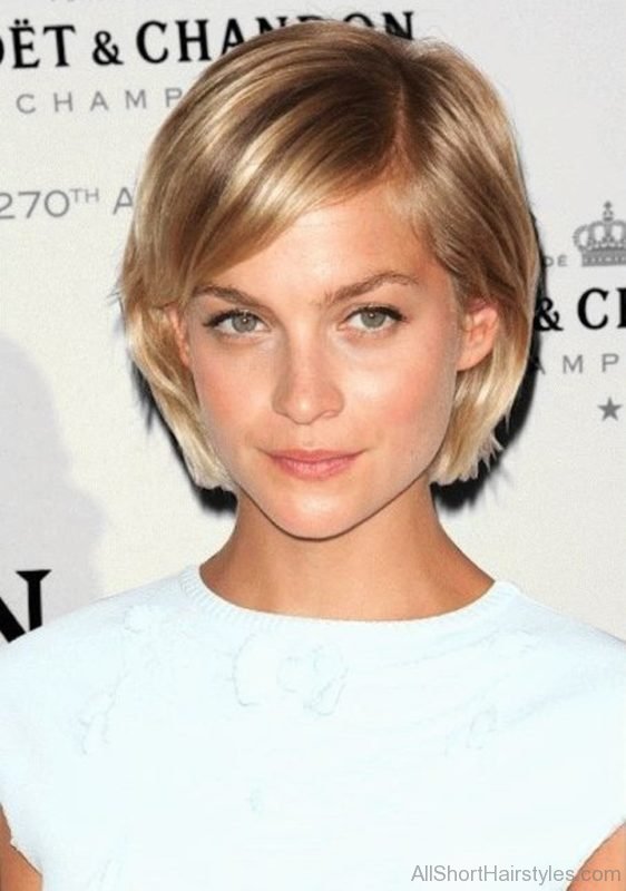 Short Haircuts With Side Swept Bangs And Layers 