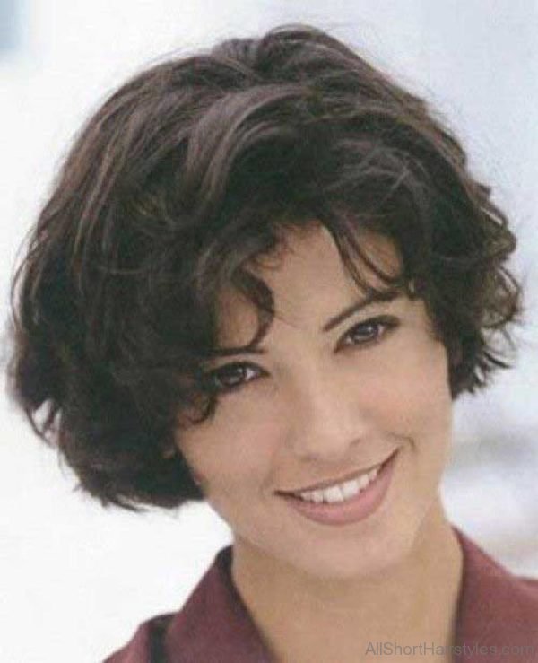 Short Layered Wavy Hairdo