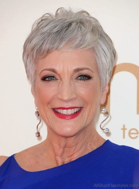 Short Pixie Hairstyle For Old Women 