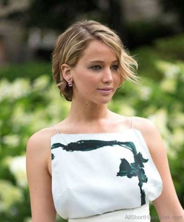 Short side Swept Wavy Hairdo for Girls