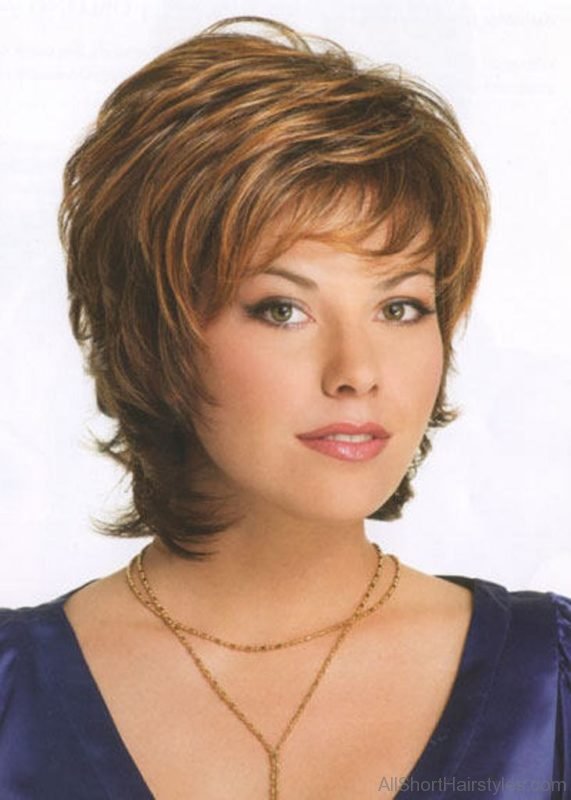 Stunning Short Wavy Hairstyle For Girls