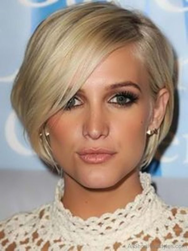 Stylish Short Bobs with Side Bangs