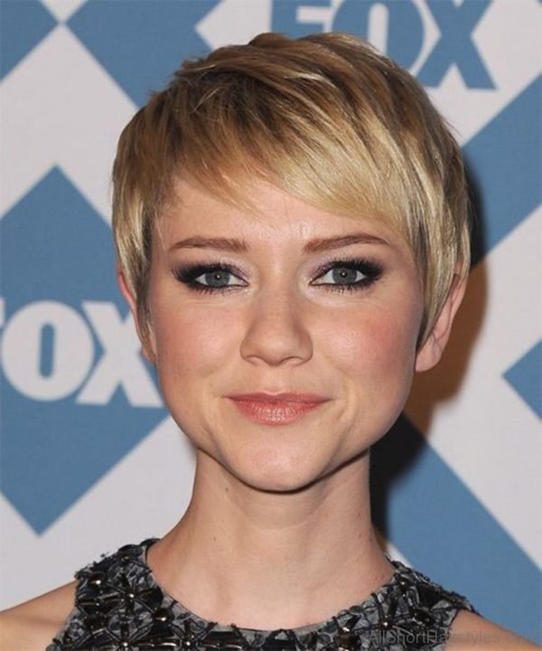Valorie Curry Side Swept Bangs Short Hairstyle