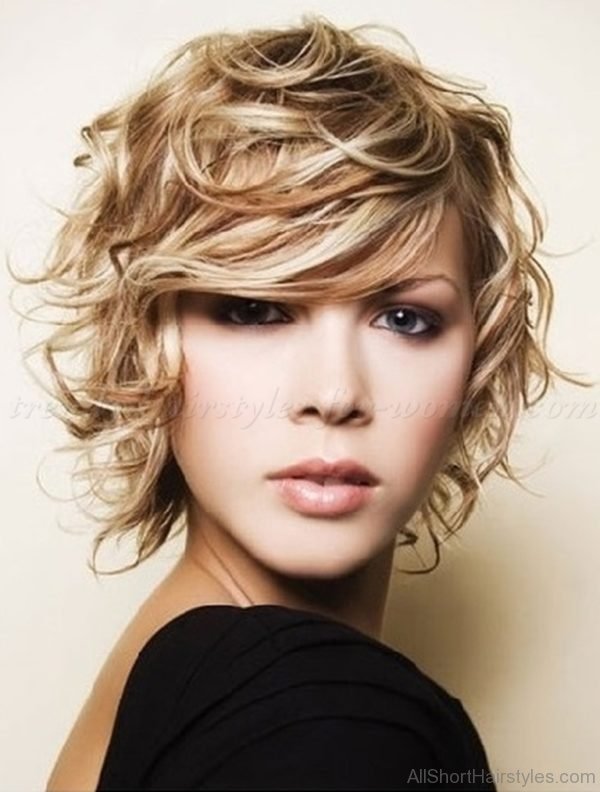 Layered haircut for short wavy hair